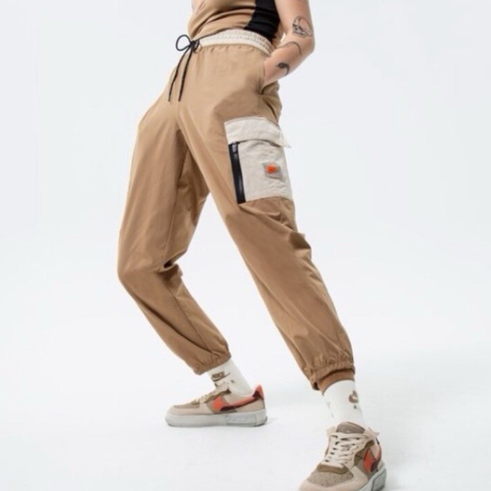 EUC Nike Woven Cargo Pants in Dark Driftwood (Size:M)